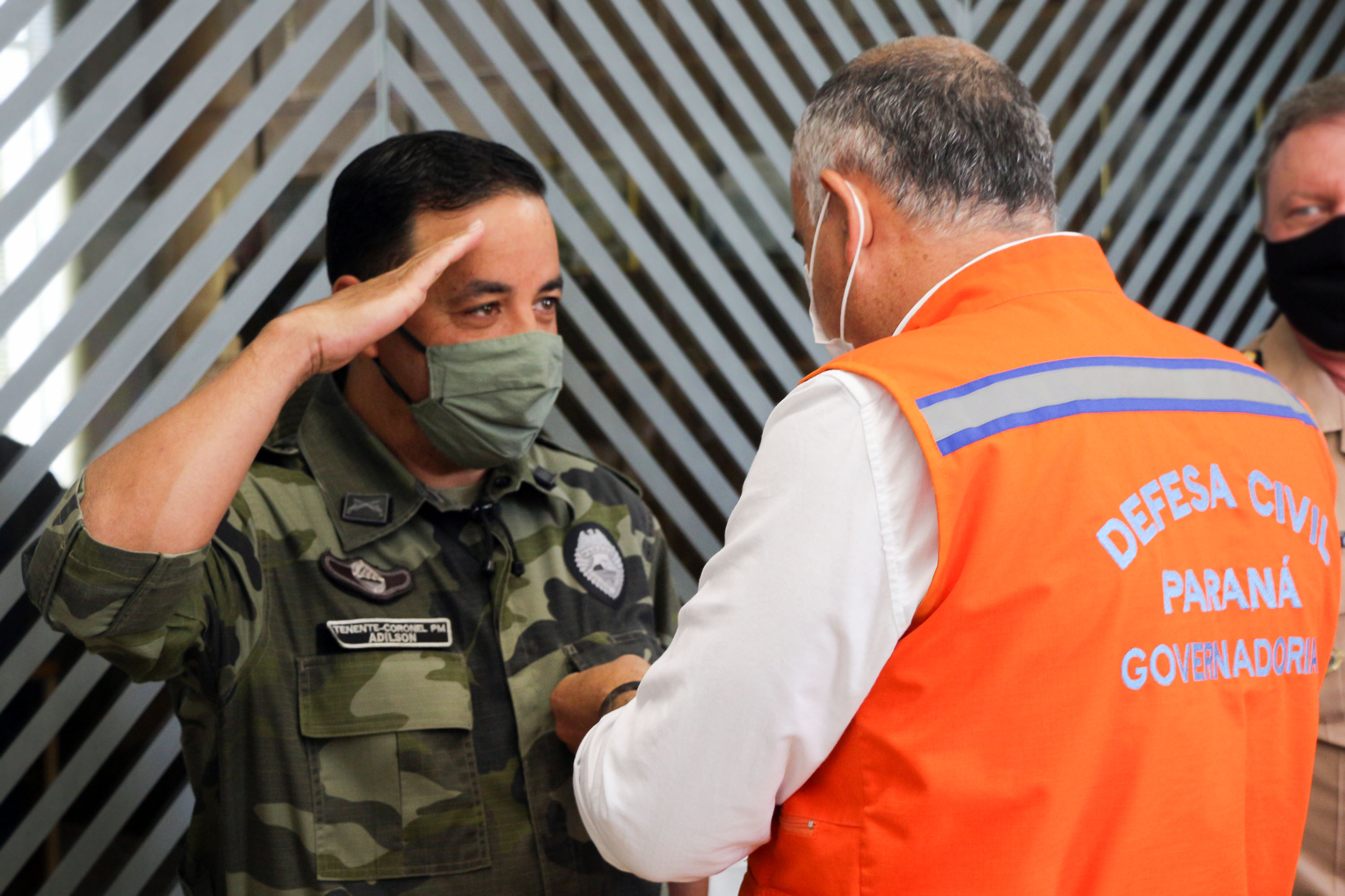 Oficiais da Polícia Militar recebem Medalha de Mérito da Defesa Civil