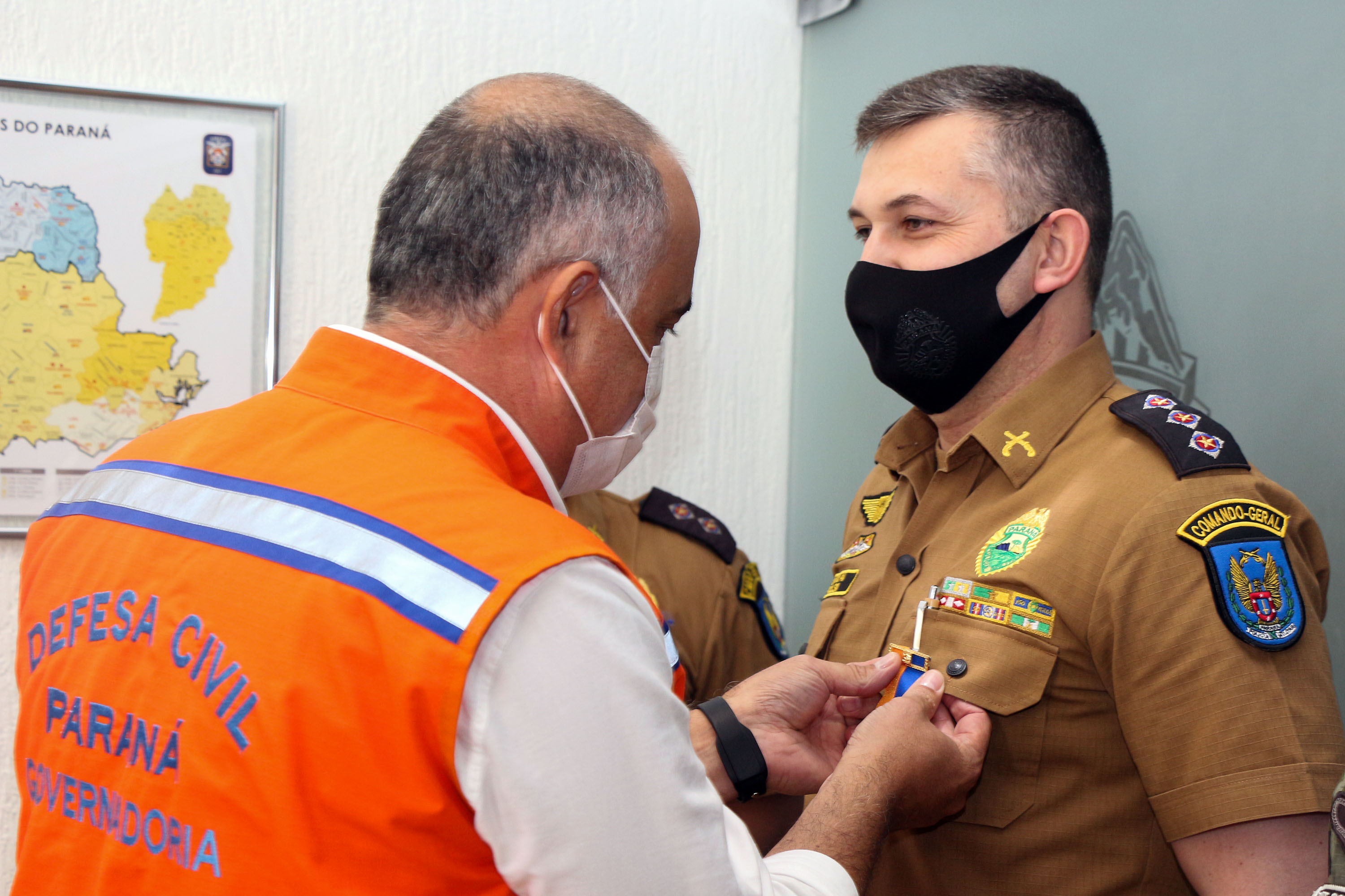 Oficiais Da Pol Cia Militar Recebem Medalha De M Rito Da Defesa Civil