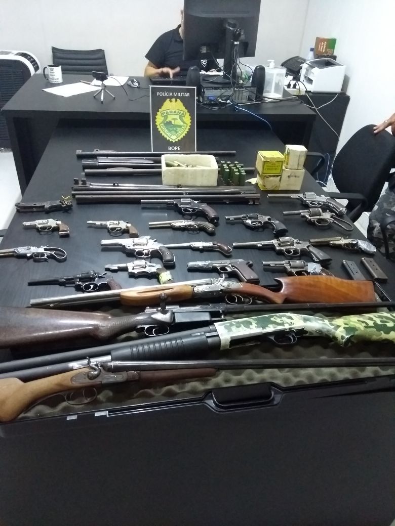 BOPE apreende 21 armas de fogo cartuchos munições e carregadores