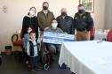 Soldado Kaseker da PMPR recebe valor arrecadado com campanha solidária promovida por associações da classe policial militar