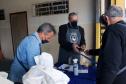 Soldado Kaseker da PMPR recebe valor arrecadado com campanha solidária promovida por associações da classe policial militar