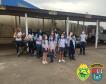 Crianças fazem homenagem a policiais militares em Telêmaco Borba, nos Campos Gerais