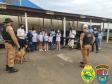 Crianças fazem homenagem a policiais militares em Telêmaco Borba, nos Campos Gerais