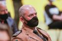 Comandante-Geral da PM recebe comenda Ordem da Luz dos Pinhais durante cerimônia em Curitiba