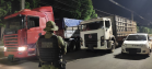 Caminhões e carro com 40 mil pacotes de cigarros contrabandeados são apreendidos pelo BPFRON em Altônia-PR