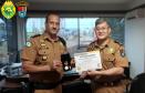 Comandante do 3º Batalhão da PM entrega medalha da unidade para Comandante Regional em Cascavel (PR)