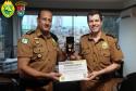 Comandante do 3º Batalhão da PM entrega medalha da unidade para Comandante Regional em Cascavel (PR)