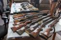 PM cumpre 41 mandados e apreende armas e carros de luxo na RMC e Litoral