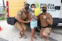 Iniciativa de dupla de policiais militares atrai crianças em posto da PM no litoral 
