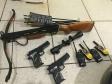 Militares estaduais capturam foragido e apreendem simulacros, rádios, luneta e motor de barco em Guaíra

