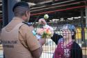 Curitiba, 11 de maio de 2018. 11-05-2018 Entrega de rosas em homenagem ao Dia das Mães