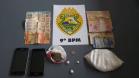 Equipes da PM flagram homem com drogas que possuía um mandado de prisão em Pontal do Paraná