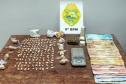 Mais de 400 pedras de crack e mais de R$ 2,2 mil são apreendidos pela PM e dois são presos 