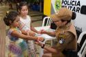 Matinhos, 25 de dezembro de 2018. Operação Verão Paraná 2018/2019 - Entrega de Pulseirinhas na Orla