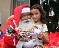 Natal Solidário da PM presenteia mais de 180 crianças com brinquedos, brincadeiras e Papai Noel em Curitiba (PR) 