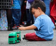 Natal Solidário da PM presenteia mais de 180 crianças com brinquedos, brincadeiras e Papai Noel em Curitiba (PR) 