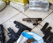 Em Realeza (PR), policiais militares atuantes na fronteira apreendem mais de 60 quilos de maconha e recolhem sete armas de fogo ilegais, em ônibus de viagem