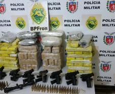 Em Realeza (PR), policiais militares atuantes na fronteira apreendem mais de 60 quilos de maconha e recolhem sete armas de fogo ilegais, em ônibus de viagem
