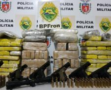 Em Realeza (PR), policiais militares atuantes na fronteira apreendem mais de 60 quilos de maconha e recolhem sete armas de fogo ilegais, em ônibus de viagem