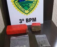 No Sudoeste do Paraná, PM encaminha quatro pessoas, três delas por tráfico de drogas, e apreende arma de fogo e maconha, em situações separadas