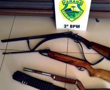 No Sudoeste do Paraná, PM encaminha quatro pessoas, três delas por tráfico de drogas, e apreende arma de fogo e maconha, em situações separadas