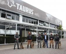 Cães de faro da PM passam por testes de faro de armas no Rio Grande do Sul 