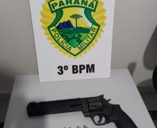 Com o auxílio de denúncias, PM encaminha duas pessoas por porte ilegal de arma e tráfico de drogas, em ocorrências distintas no Sudoeste do estado