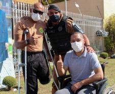 Família de policial militar vítima de Covid doa prótese para soldado que perdeu parte da perna em confronto na RMC