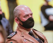 Comandante-Geral da PM recebe comenda Ordem da Luz dos Pinhais durante cerimônia em Curitiba