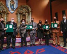 Comandante-Geral da PM recebe comenda Ordem da Luz dos Pinhais durante cerimônia em Curitiba