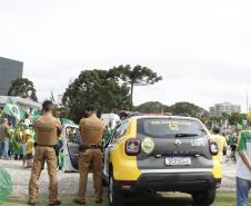 A presença ostensiva da Polícia Militar foi maciça em todo o estado por conta dos atos públicos desta terça-feira (07/09), Dia da Independência do Brasil. A autuação preventiva foi para garantir o direito de manifestação dos grupos políticos que tomaram as ruas das principais cidades paranaenses. Ao longo do dia, os atos ocorreram de maneira pacífica, e até às 18 horas não houve nenhuma ocorrência relacionada às manifestações. Em várias cidades do Estado, inclusive na Capital, as equipes policiais prossegue