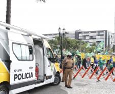A presença ostensiva da Polícia Militar foi maciça em todo o estado por conta dos atos públicos desta terça-feira (07/09), Dia da Independência do Brasil. A autuação preventiva foi para garantir o direito de manifestação dos grupos políticos que tomaram as ruas das principais cidades paranaenses. Ao longo do dia, os atos ocorreram de maneira pacífica, e até às 18 horas não houve nenhuma ocorrência relacionada às manifestações. Em várias cidades do Estado, inclusive na Capital, as equipes policiais prossegue