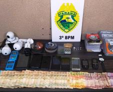 Em ocorrências distintas durante o feriado, PM prende seis pessoas por diversos crimes, apreende arma de fogo e drogas, na cidade de Palmas (PR)