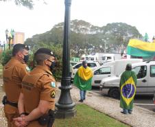 A presença ostensiva da Polícia Militar foi maciça em todo o estado por conta dos atos públicos desta terça-feira (07/09), Dia da Independência do Brasil. A autuação preventiva foi para garantir o direito de manifestação dos grupos políticos que tomaram as ruas das principais cidades paranaenses. Ao longo do dia, os atos ocorreram de maneira pacífica, e até às 18 horas não houve nenhuma ocorrência relacionada às manifestações. Em várias cidades do Estado, inclusive na Capital, as equipes policiais prossegue