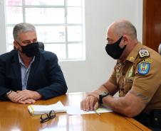 Comandante-Geral da PM recebe prefeito de Ribeirão Claro (PR) em Curitiba