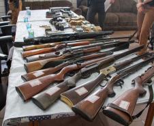 PM cumpre 41 mandados e apreende armas e carros de luxo na RMC e Litoral