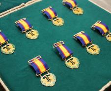Oficiais e praças recebem a Medalha de Mérito do Comando-Geral durante solenidade em Curitiba