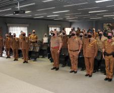 Oficiais e praças recebem a Medalha de Mérito do Comando-Geral durante solenidade em Curitiba