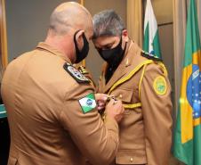 Oficiais e praças recebem a Medalha de Mérito do Comando-Geral durante solenidade em Curitiba