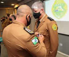 Oficiais e praças recebem a Medalha de Mérito do Comando-Geral durante solenidade em Curitiba