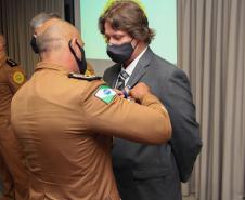 Oficiais e praças recebem a Medalha de Mérito do Comando-Geral durante solenidade em Curitiba