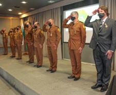 Oficiais e praças recebem a Medalha de Mérito do Comando-Geral durante solenidade em Curitiba