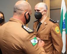 Oficiais e praças recebem a Medalha de Mérito do Comando-Geral durante solenidade em Curitiba