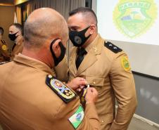 Oficiais e praças recebem a Medalha de Mérito do Comando-Geral durante solenidade em Curitiba