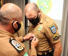 Oficiais e praças recebem a Medalha de Mérito do Comando-Geral durante solenidade em Curitiba