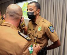 Oficiais e praças recebem a Medalha de Mérito do Comando-Geral durante solenidade em Curitiba