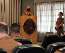 Oficiais e praças recebem a Medalha de Mérito do Comando-Geral durante solenidade em Curitiba