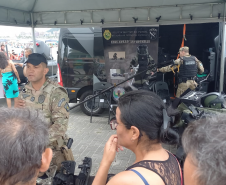 Ciclo de exposições da PM atrai dezenas de crianças e adultos nas praias do Litoral