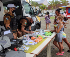 Ciclo de exposições da PM atrai dezenas de crianças e adultos nas praias do Litoral