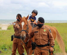 Ciclo de exposições da PM atrai dezenas de crianças e adultos nas praias do Litoral